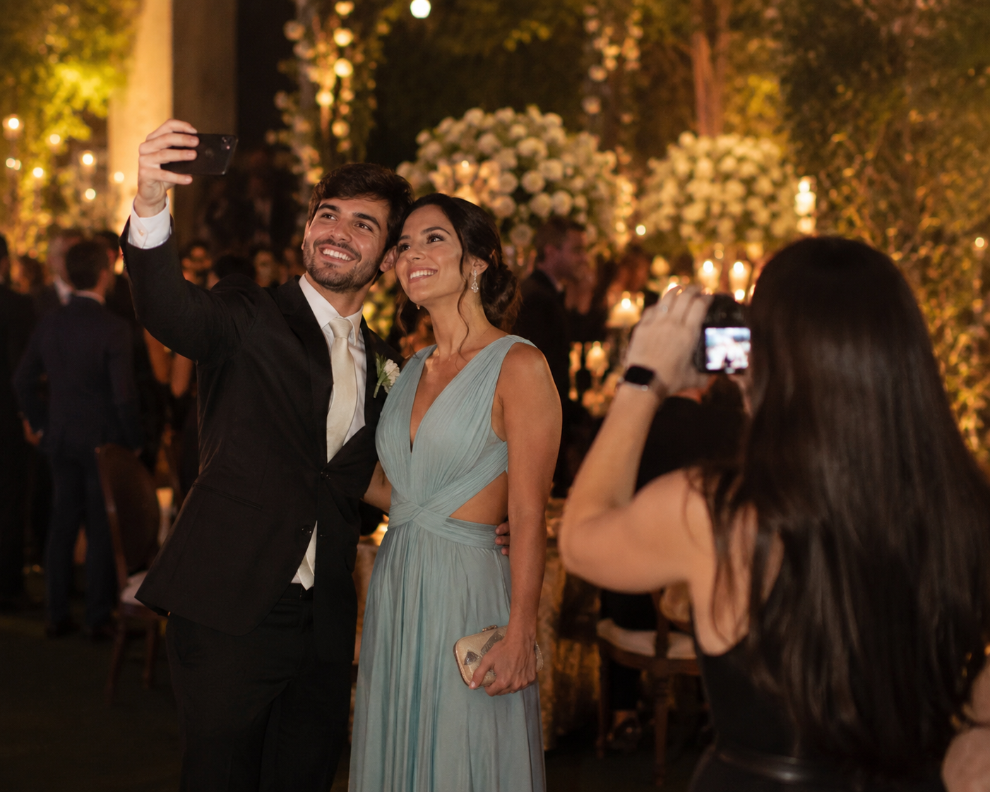 Convidados tirando selfie espontânea em casamento